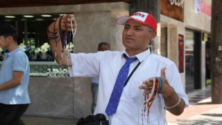 Öğretmen gibi giyinip, günde 15 bin adım atarak tespih satıyor