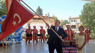 Oğullarına mehterli sünnet yapan İsviçreli babanın Türk bayrağı sevgisi görenleri duygulandırdı