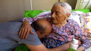 Ömrünü gözü gibi baktığı annesine adadı