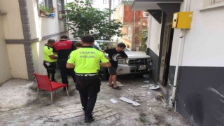 Orduda otomobil evin duvarına çarptı