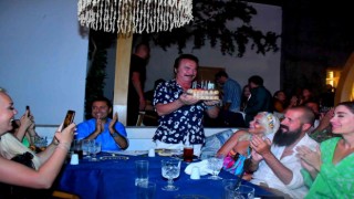 Orhan Gencebaya Bodrumda doğum günü sürprizi