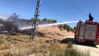Otluk alanda çıkan yangın orman sıçramadan söndürüldü