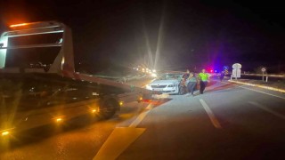 Otobüsün çarptığı otomobilde iki kişi yaralandı