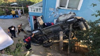 Otomobil evin bahçesine uçtu: 1 ölü, 3 yaralı