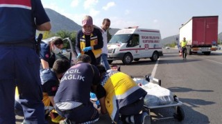 Otomobil ile hafif ticari araç çarpıştı: 1i ağır 4 yaralı