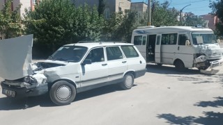 Otomobil ile yolcu minibüsü çarpıştı: 4 yaralı