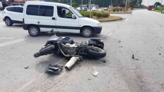 Otomobil kırmızı ışıkta bekleyen motosiklete çarptı: 2 yaralı