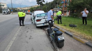 Otomobil önce bariyere ardından motosiklete çarptı: 2 yaralı