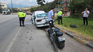 Otomobil önce bariyere ardından motosiklete çarptı: 2 yaralı