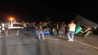 Otomobil, traktöre arkadan çarptı: 1ağır 2 yaralı