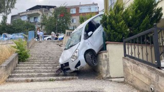 Otomobili ile merdivenlerden inen sürücü, kazayı yara almadan atlattı