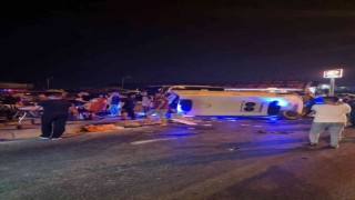 Otomobilin çarptığı ambulansta 3 kişi yaralandı