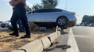 Otomobilin çarptığı elektrik direği başka bir otomobilin üzerine devrildi: 5 yaralı