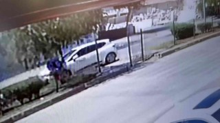 Otomobilin çarptığı motosikletli yaralandı, kaza anı kameraya yansıdı