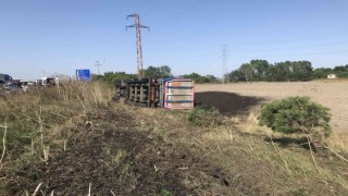 Otomobille çarpışan kamyon tarlaya uçarak devrildi: 1 yaralı