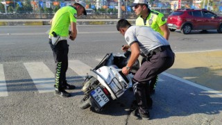 Otomobille çarpışan motosiklet sürücüsünün kaskı parçalandı