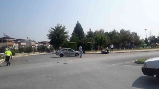 Otomobille çarpışan motosikletteki iki kurye yaralandı