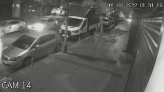 (Özel) İstanbulda servis aracının bankaya daldığı anlar kamerada: Para çekerken ölümden döndü