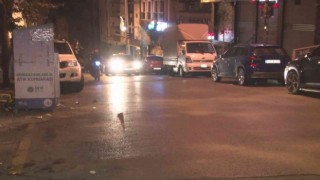 (ÖZEL) Kağıthanede motosikletle önünü kestikleri şahsı öldüresiye dövüp, otomobiline taşla böyle saldırdılar