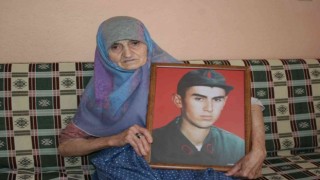 (ÖZEL) Şehit oğlu için çocuklara şeker dağıtıyor
