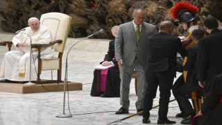Papa Francisi korumakla görevli İsviçreli muhafız bayıldı