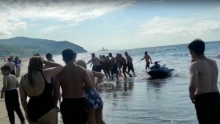 Paramedik çift, plajda boğulma tehlikesi geçiren çocuğu hayata döndürdü
