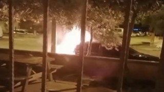 Park halindeki otomobil alev alev yandı
