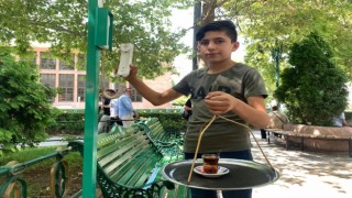 Parka yerleştirdiği telefonlar sayesinde çay siparişlerine yetişemiyor
