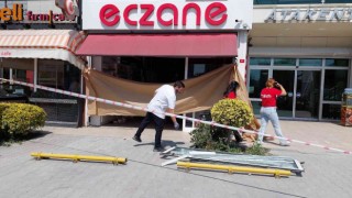 Pedalları karıştıran sürücü eczaneye daldı