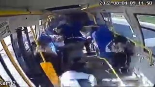 Pendikte İETT otobüsünün yolcu indirmek için duran minibüse çarptığı anlar kamerada