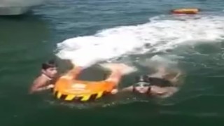 Polis, Van Gölünde yüzemeyen 7 kişiyi kurtardı