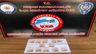 Polisin şüphe üzerine durdurduğu 2 kişinin üzerinden uyuşturucu çıktı