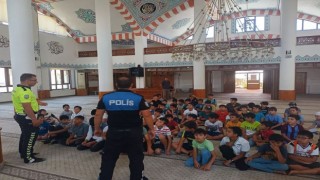 Polisler Kuran kursunda eğitim gören çocuklara bilgilendirmede bulundu
