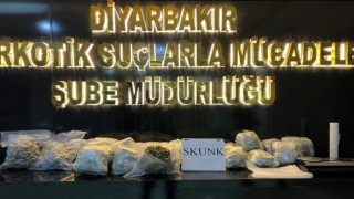 Polisleri fark etti, uyuşturucu poşetini çöpe attı