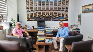 Prof. Dr. Hazer, kitap bağışında bulundu
