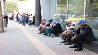 Promosyon almak için bankalara gelenler metrelerce kuyruk oluşturdu