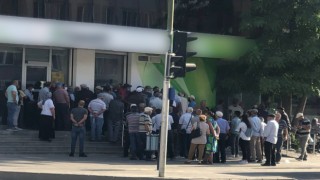Promosyon almak için bankalara gelenler metrelerce kuyruk oluşturdu