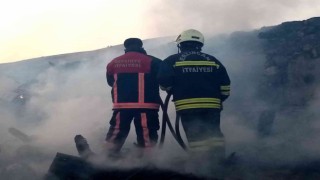 Refahiyedeki yangında ev ile odunluk zarar gördü