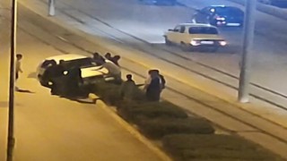 Refüjde kalan otomobili vatandaşlar çıkardı