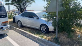 Refüje girip ağaçları yıkan otomobilde anne ve oğlu yaralandı