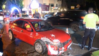 Refüjü aşıp karşı şeride daldı, iki araca çarparak durabildi