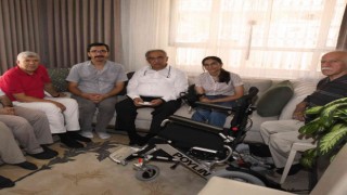 Rektör Turgut YKS İl 1.si Esmere akülü sandalye hediye etti