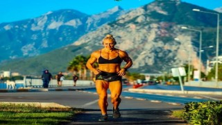 Rus asıllı milli fitness sporcusu kadının başarı hikayesi görenleri hayran bıraktı