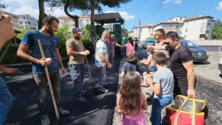 Safranboluda çocuklardan belediye işçilerine dondurma sürprizi