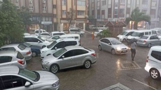 Sağanak yağış nedeniyle İzmir-Çanakkale karayolunda su baskınları yaşandı