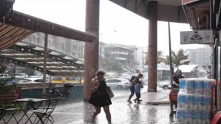 Sağanak yağmurda oluktan akan suyla böyle banyo yaptı