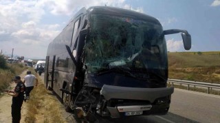 Samsunda tur otobüsü tırla çarpıştı: 3 yaralı