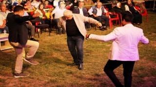 Sanatçı Ali Çakar, Belediye Başkanı Çalışkanla zeybek oynadı
