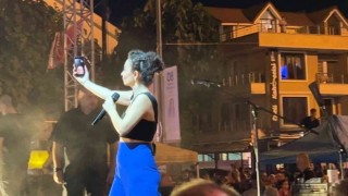 Sanatçı Fatma Turgut konserine gelemeyen hayranına sürpriz yaptı