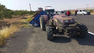 Şanlıurfada hafif ticari araç traktöre çarptı: 2 yaralı
